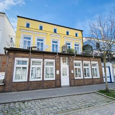 Leuchtturm, Ca 200m Z. Rostock